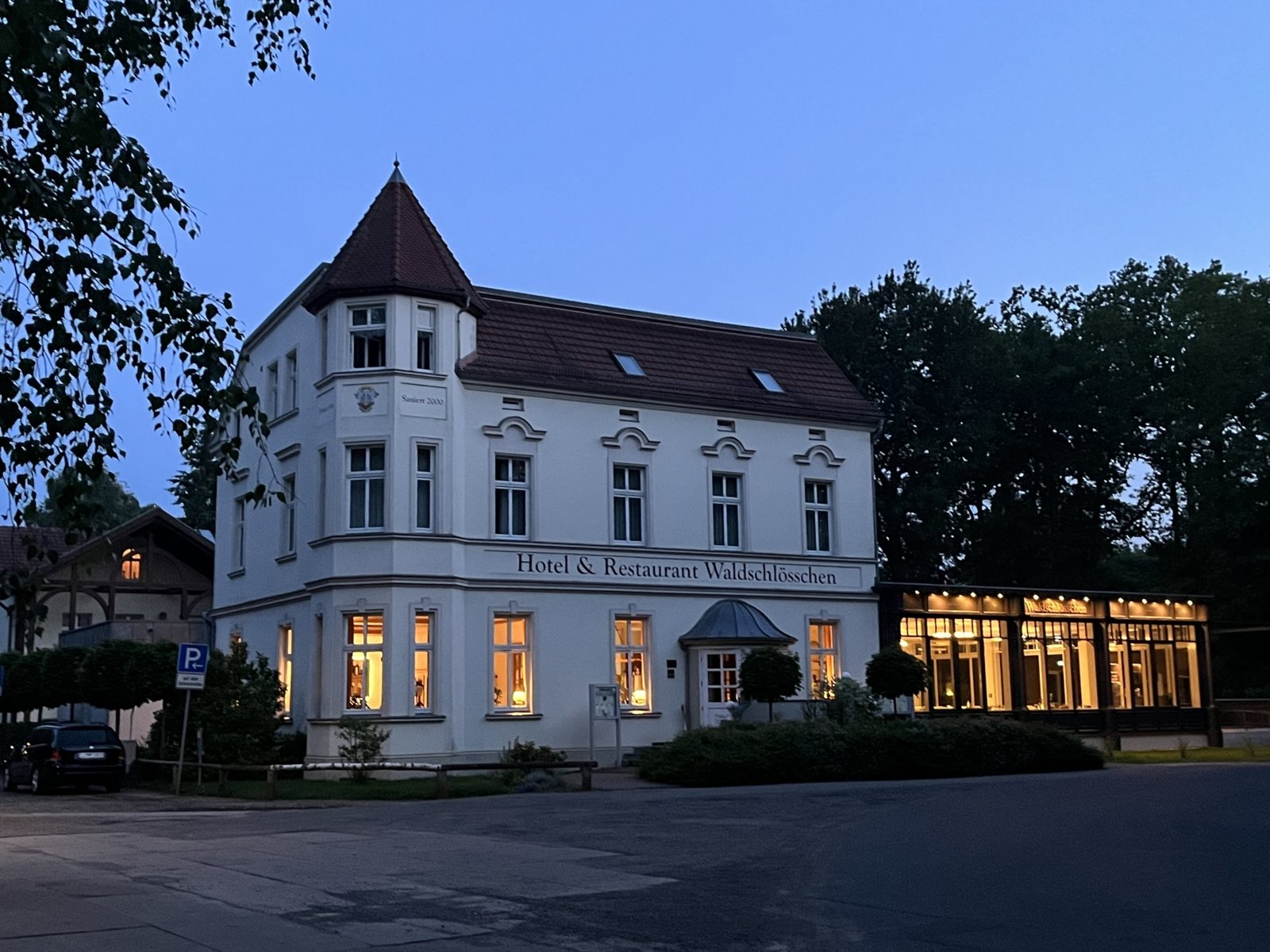 Das Hotel Waldschl&ouml;sschen am Abend